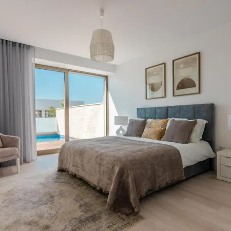 Villa Panoramic Linked With Private Pool - 12a *